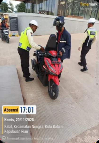 Tim lapangan Jati Sukses Mandiri di area pelabuhan